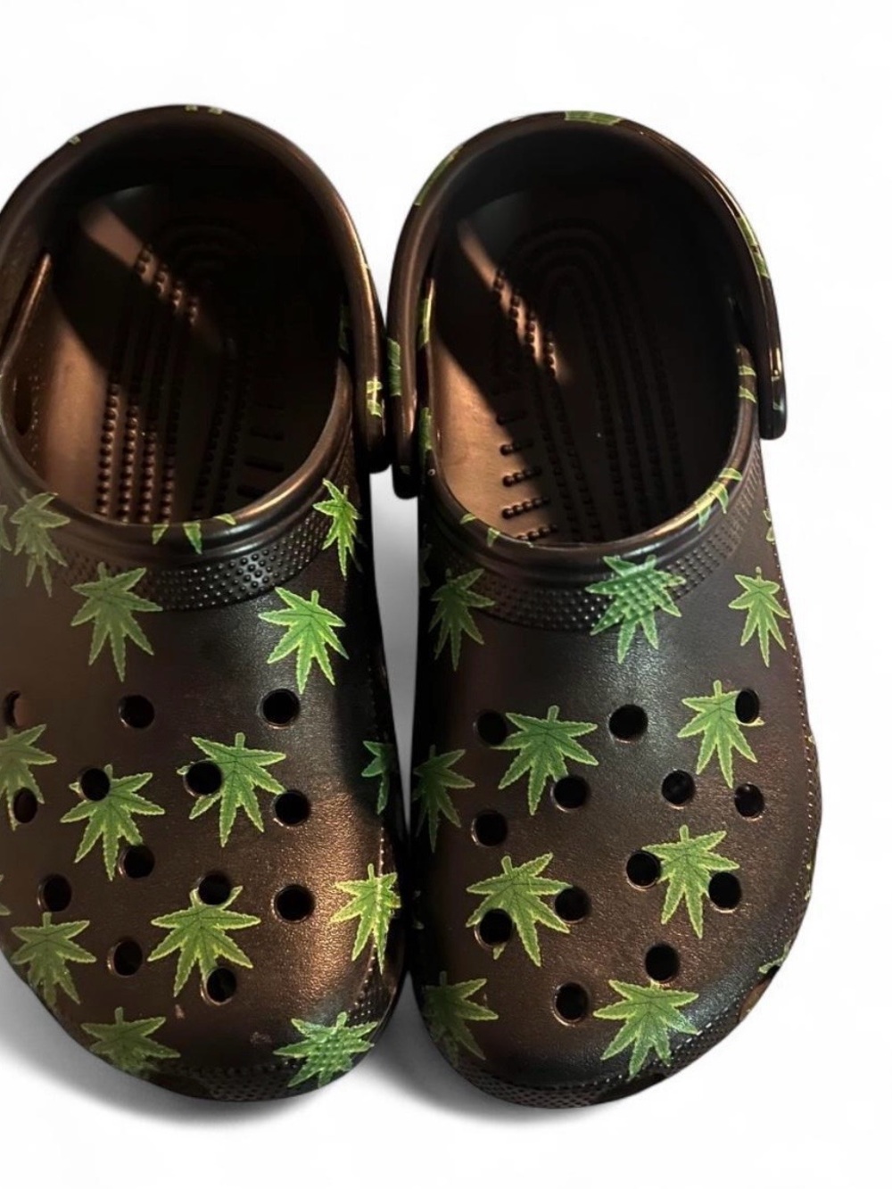 Women’s Black Slip-On Clogs with hemp Leaf Print